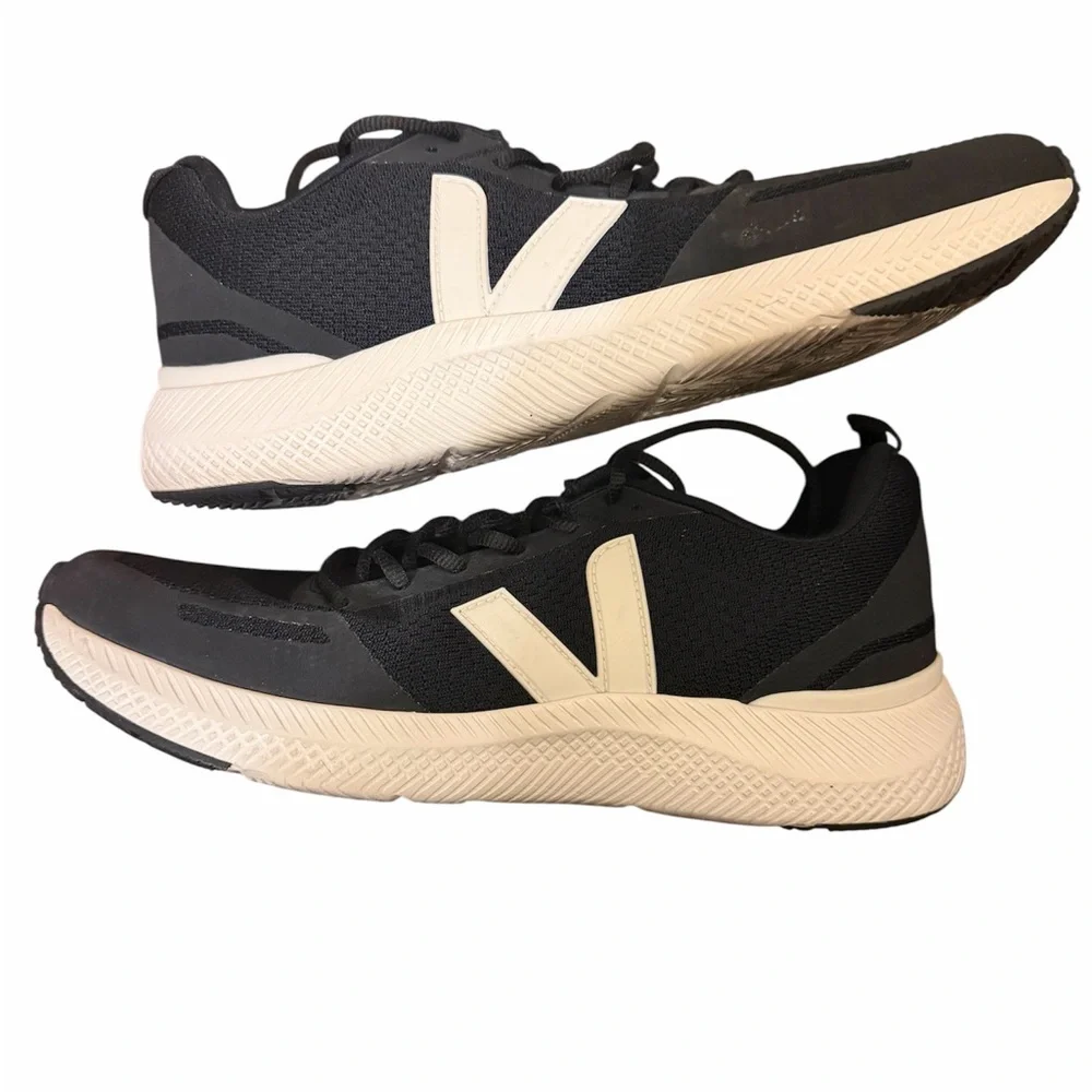 Veja Black and white women’s sneakers size 10